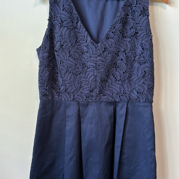 Vineyard Vines Navy Lace Pleated V Neck Sleeveless Dress 8 - Picture 3 of 7